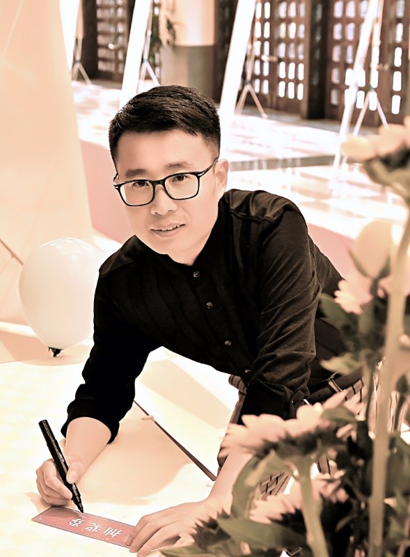 期现实题材班作家,公益摄影协会副会长,杭州牧文影视文化工作室创始人