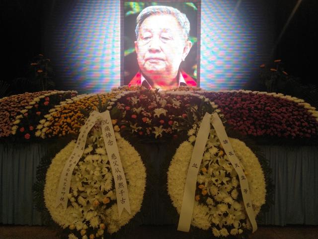 告别现场:数百亲友瞻仰从老遗容铁凝王蒙冯骥才敬献花圈当天上午8时35